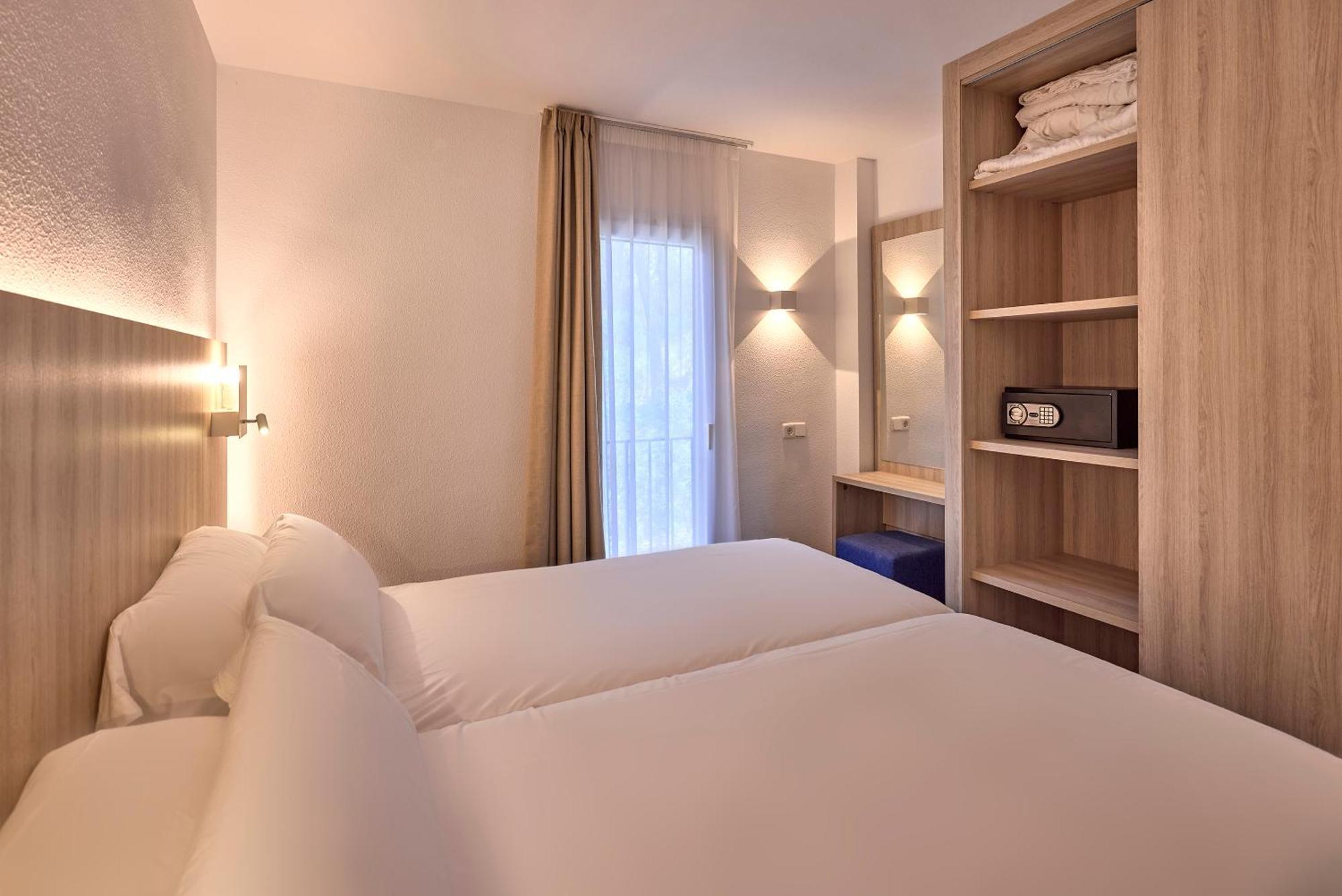 Universal Don Camilo Aparthotel 4*