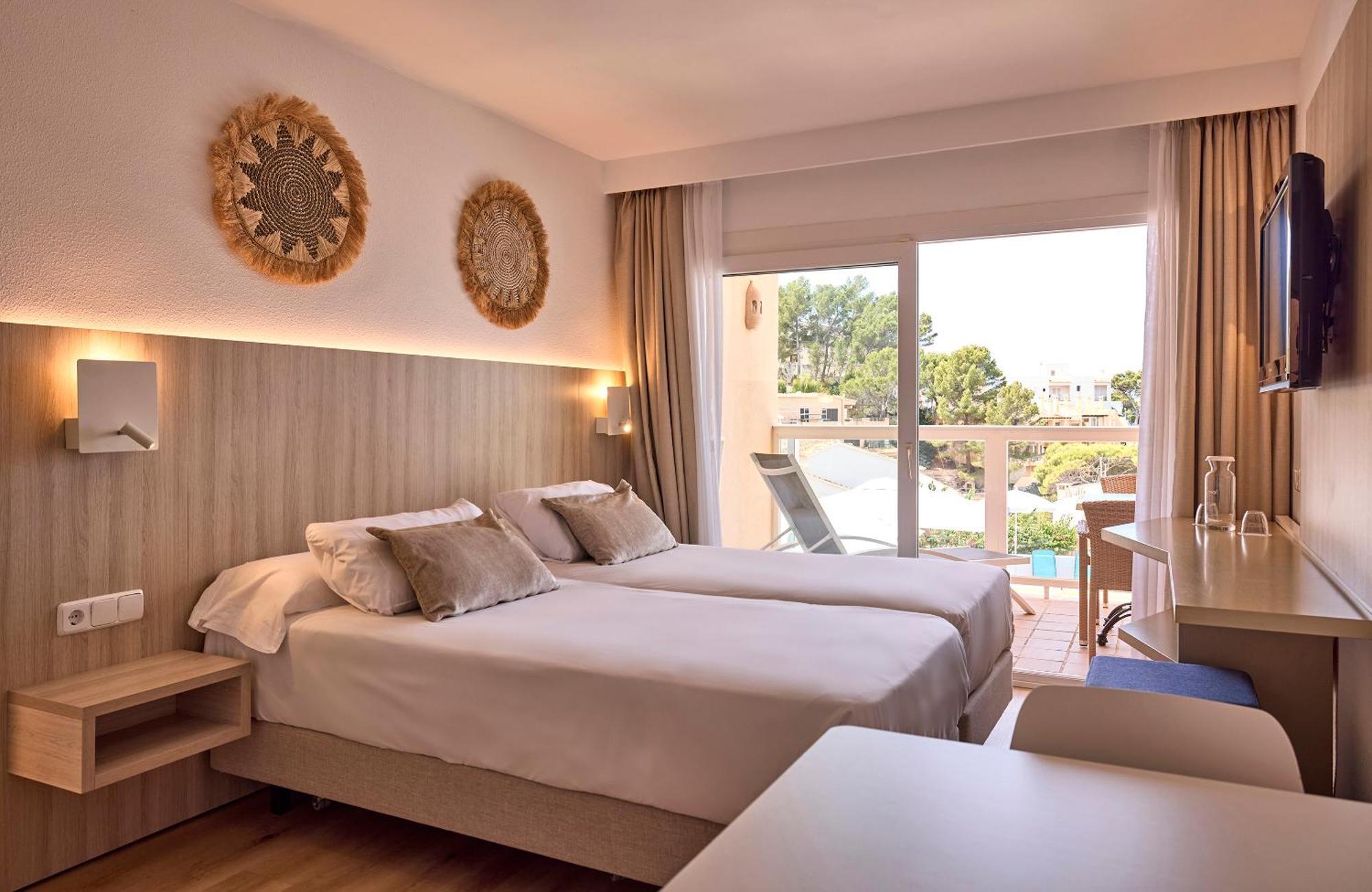 Universal Don Camilo Aparthotel 4*